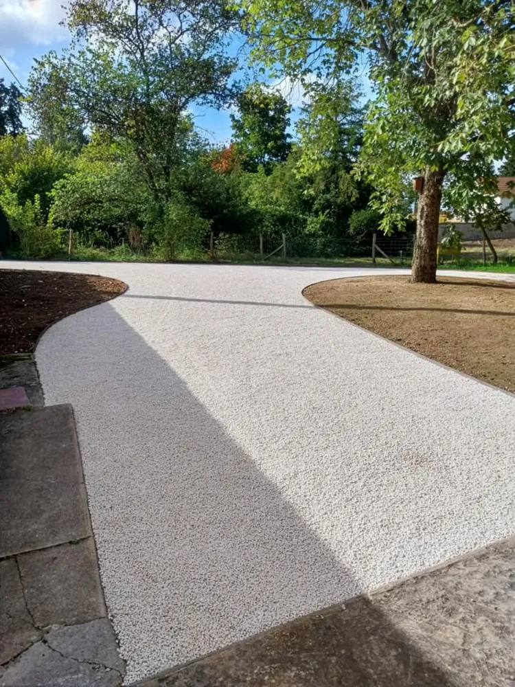 Plantation arbre près de Villefontaine