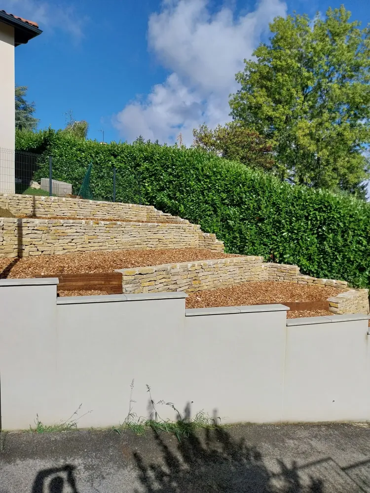 Taille de haie près de Villefontaine