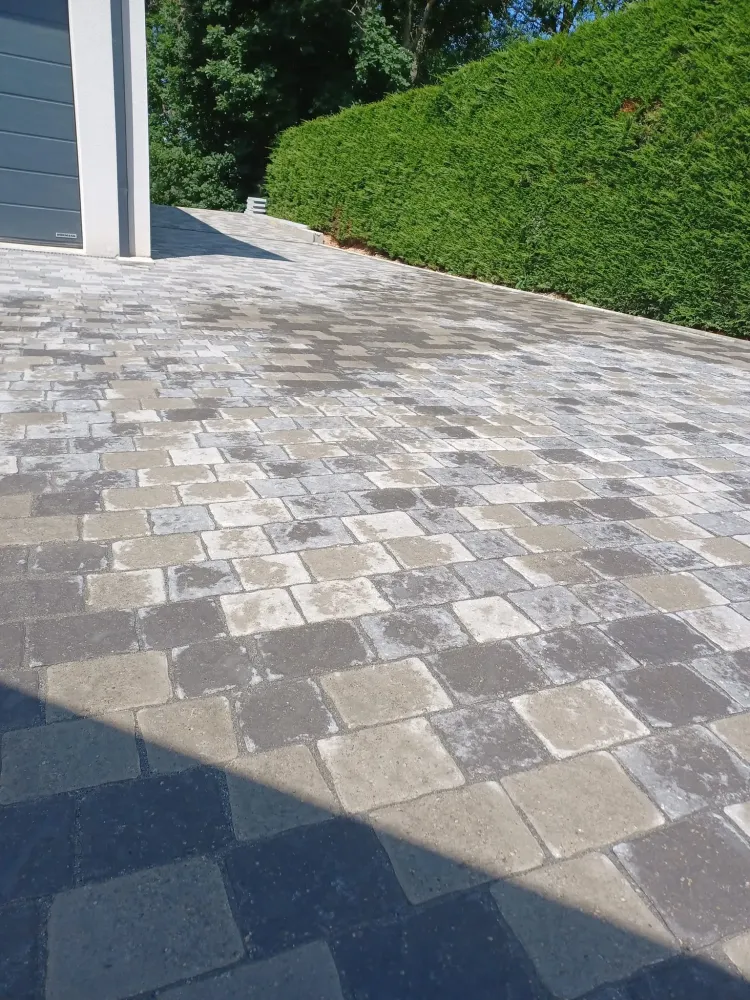 Création cour et allée près de Villefontaine