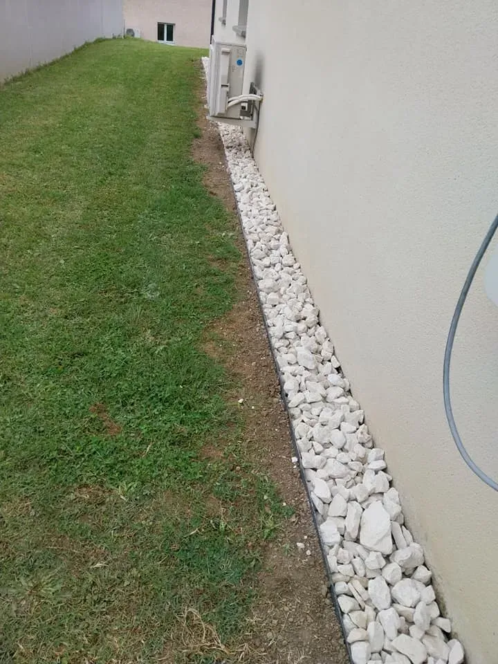 Tonte gazon près de Villefontaine