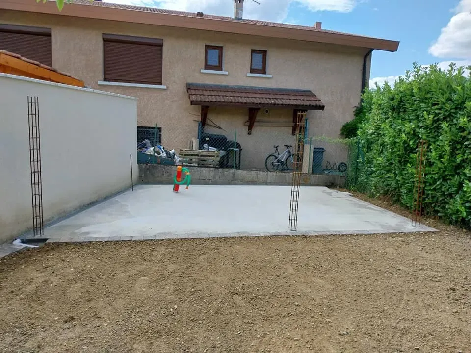 Chantier en cours : terrassement, fondations et maçonnerie en pierres pour futur pool house