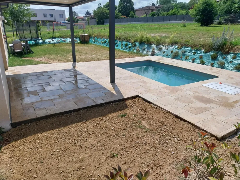 Réalisation d’une terrasse en travertin avec margelles de piscine et dallage multiformat